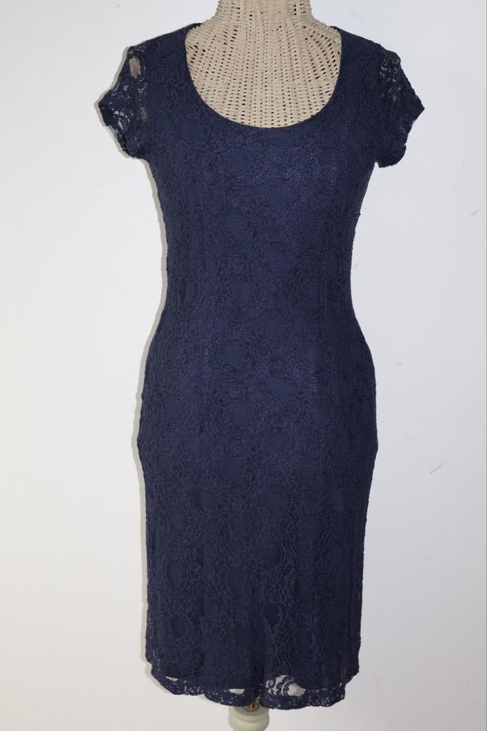 ML Collections donkerblauwe kanten jurk maat 38 / M, Kleding | Dames, Blauw, NL, ML Collections.nl, Zo goed als nieuw
