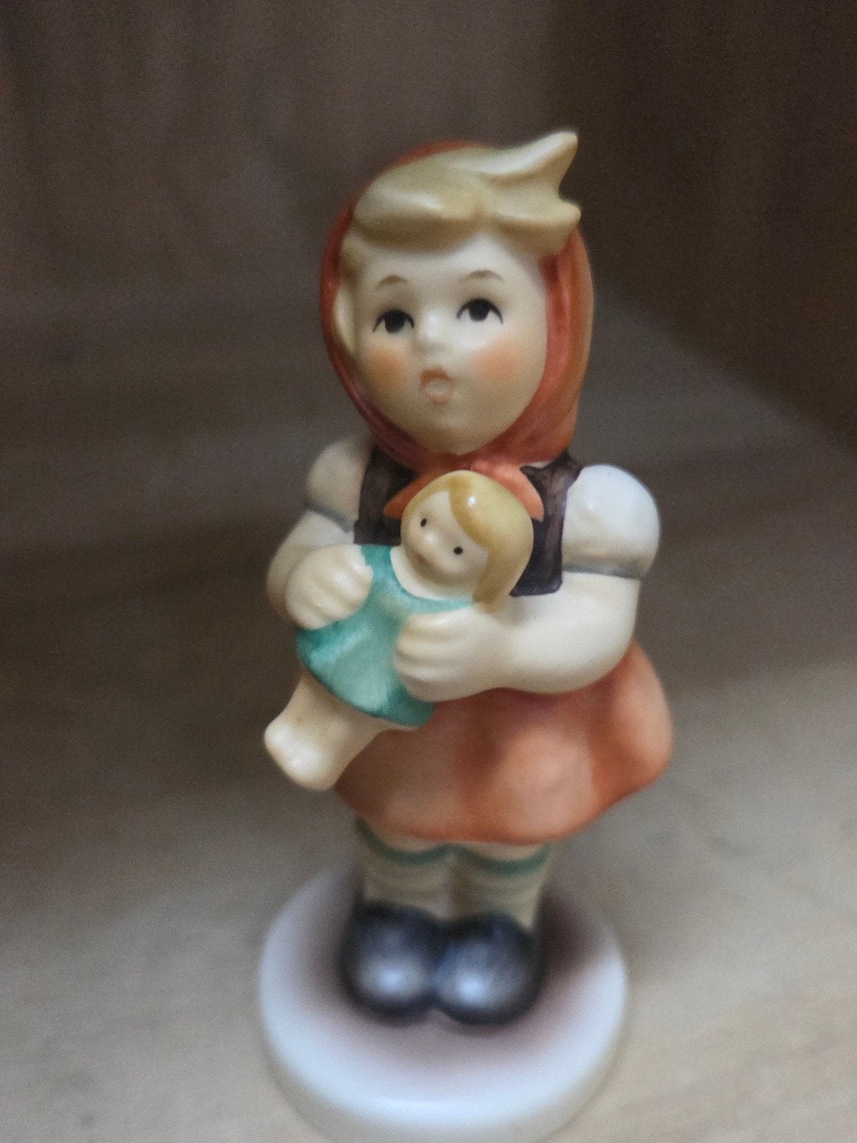Vintage Goebel Hummel Beeldje Meisje met Pop, Ophalen of Verzenden, Gebruikt