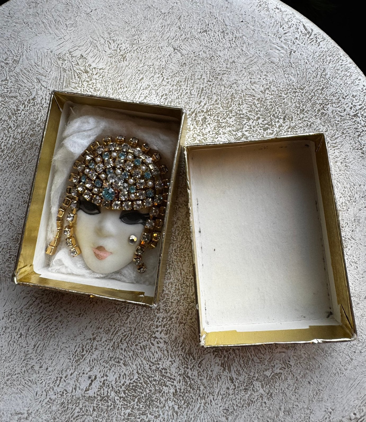 70s Vintage Gabriella Porcelain Flapper Pin/Brooch Woman, Verzenden, Zo goed als nieuw, Minder dan 4 cm, Overige materialen