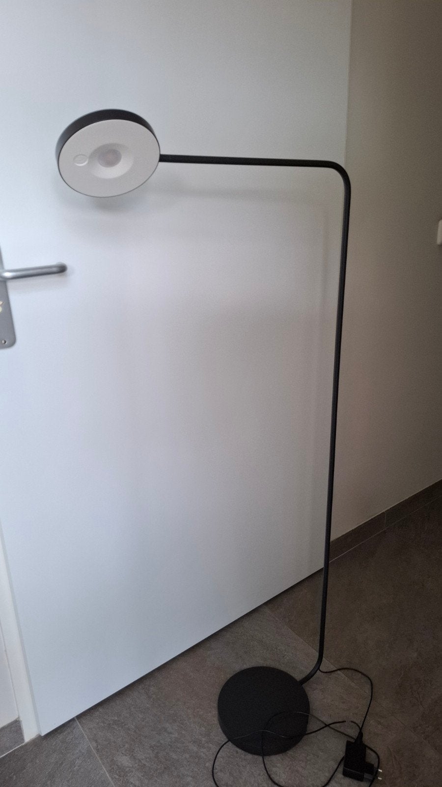 Moderne IKEA zwarte vloerlamp met LED-verlichting, Overige fittingen, Ophalen of Verzenden, Zo goed als nieuw, Metaal