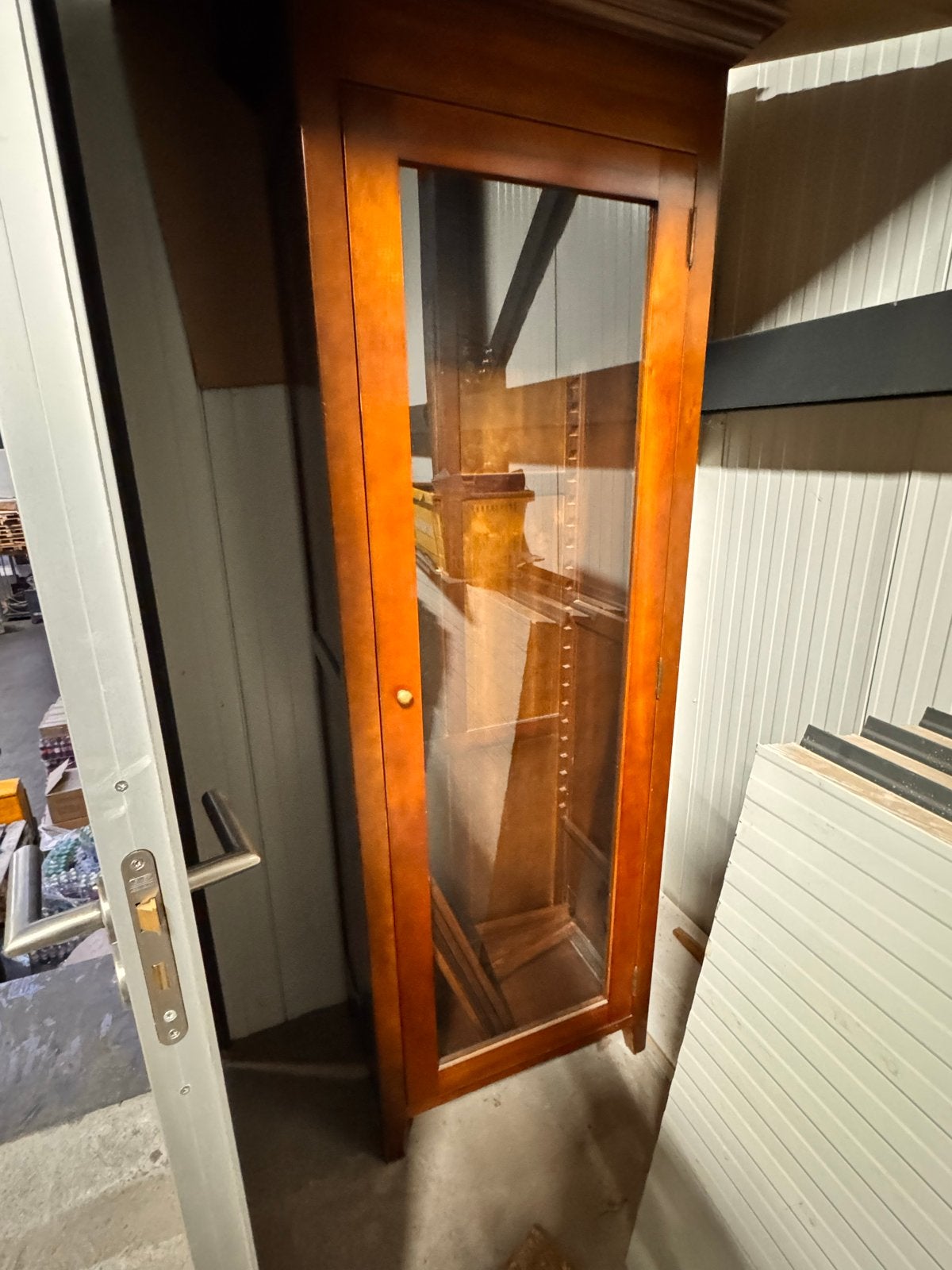 vitrinekast met glazen deur en 4 planken, Met plank(en), Minder dan 50 cm, Gebruikt, Ophalen of Verzenden