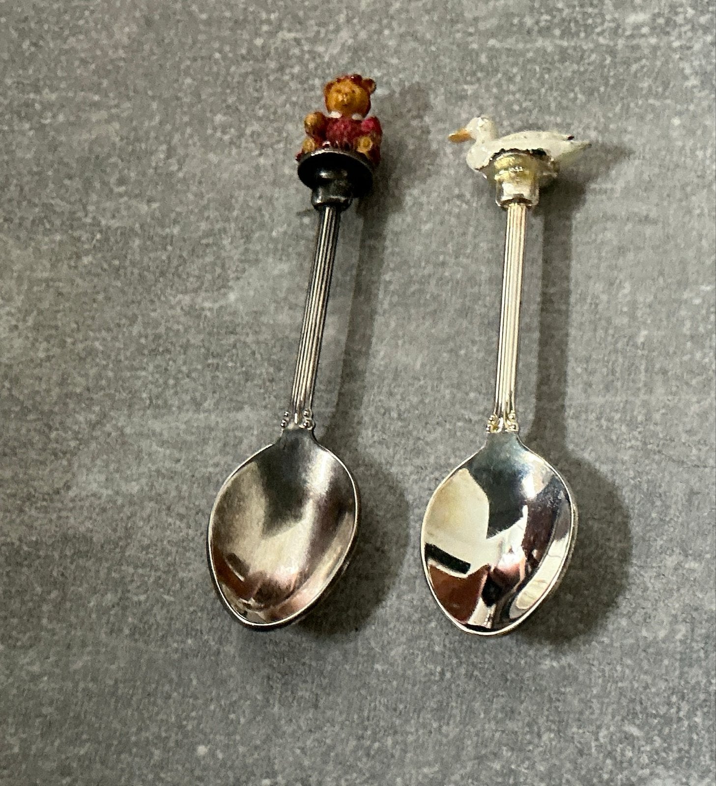 Set van 2 verzilverde souvenier lepeltjes met figuurtjes, Antiek en Kunst, Antiek | Bestek, Verzenden