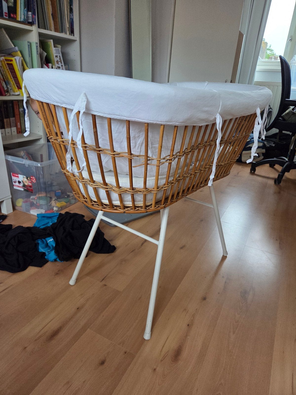 rotan wieg met witte hoes, Kinderen en Baby's, Babywiegjes en Ledikanten, Ophalen, Gebruikt, Wieg