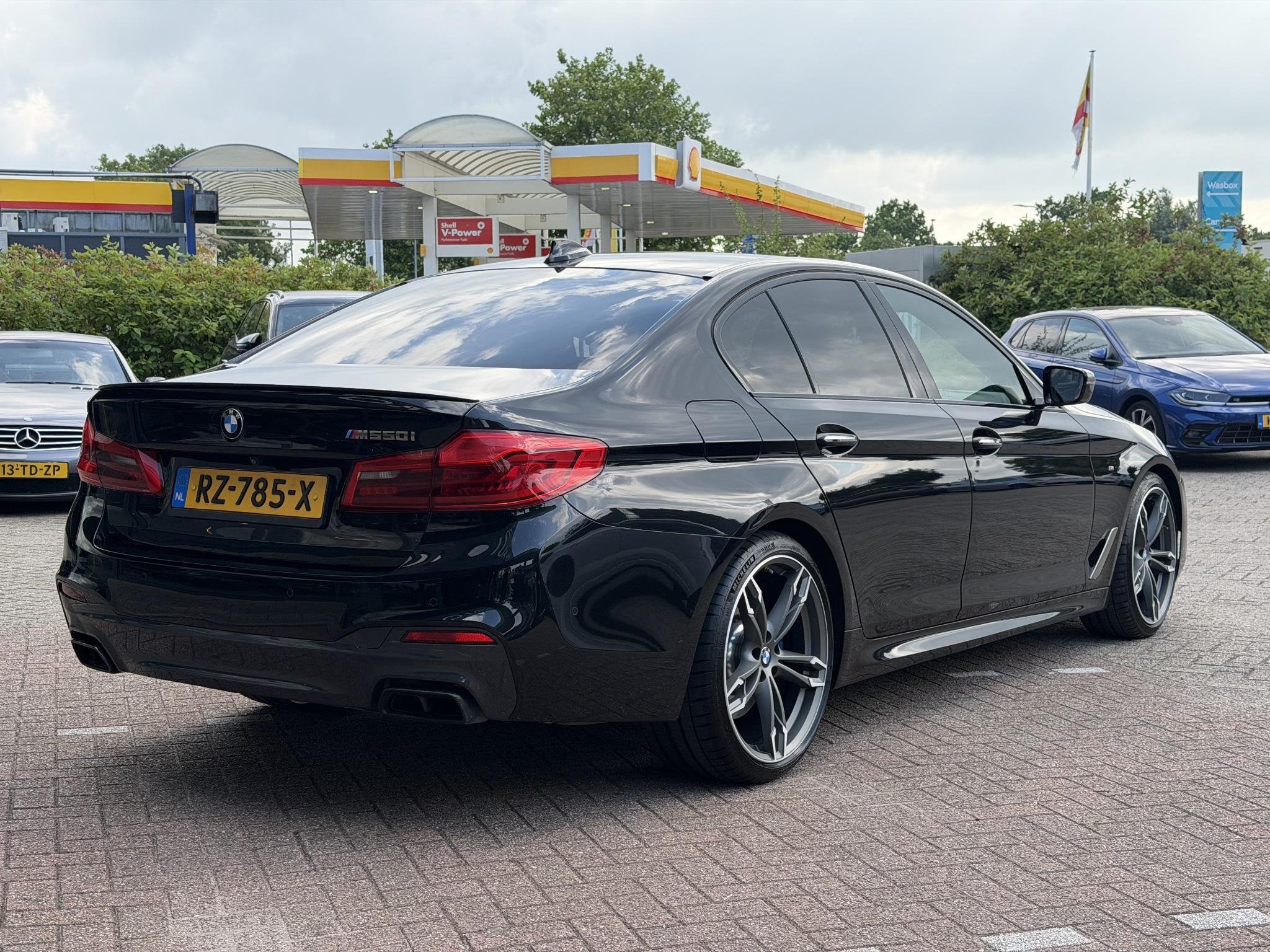 BMW 5-serie M550i xDrive High Executive HEAD-UP DISPLAY | NI, Automaat, Gebruikt, 4395 cc, Zwart