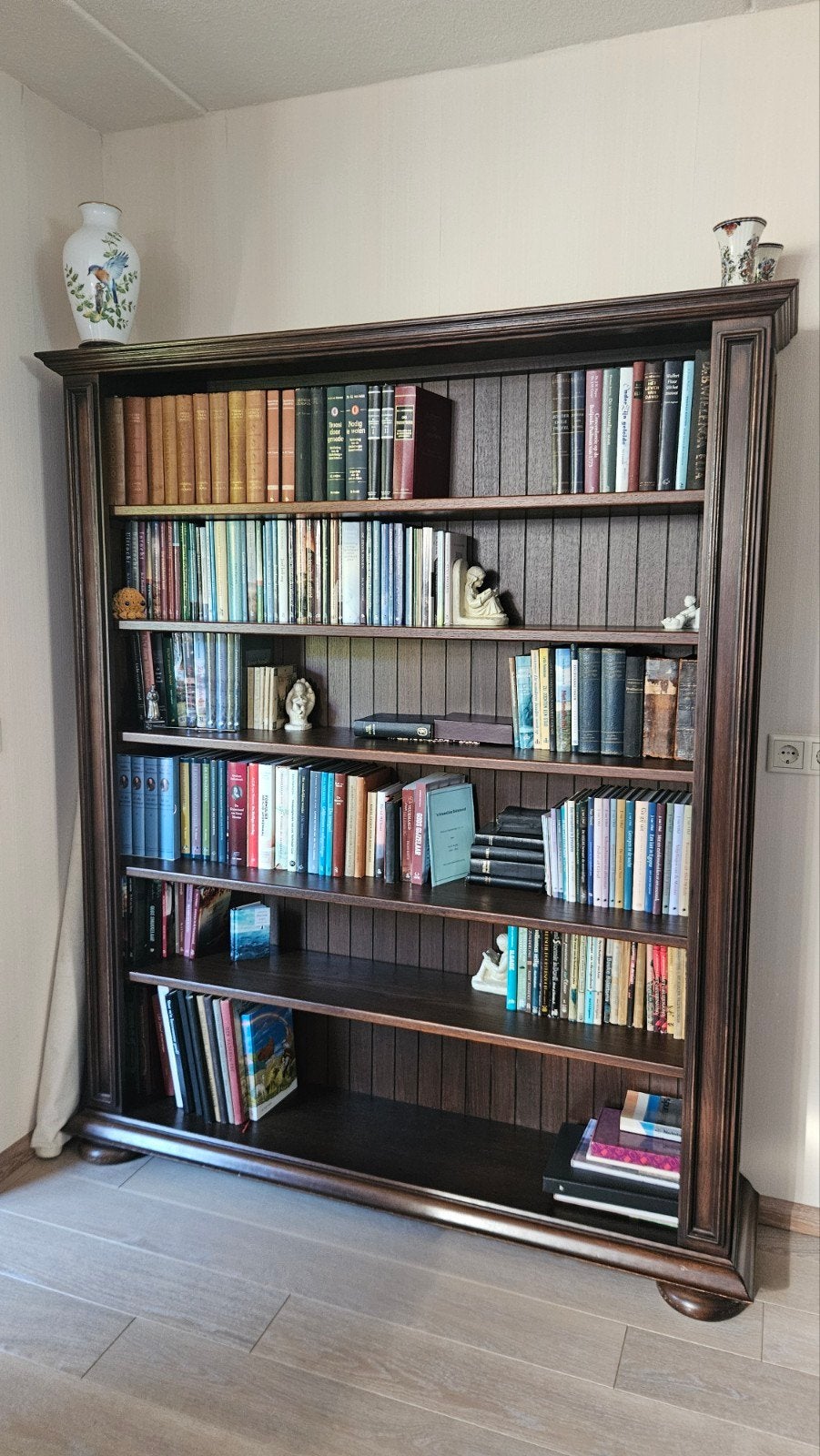 Grote donkere houten boekenkast, Ophalen, 25 tot 50 cm, 150 tot 200 cm, 150 tot 200 cm