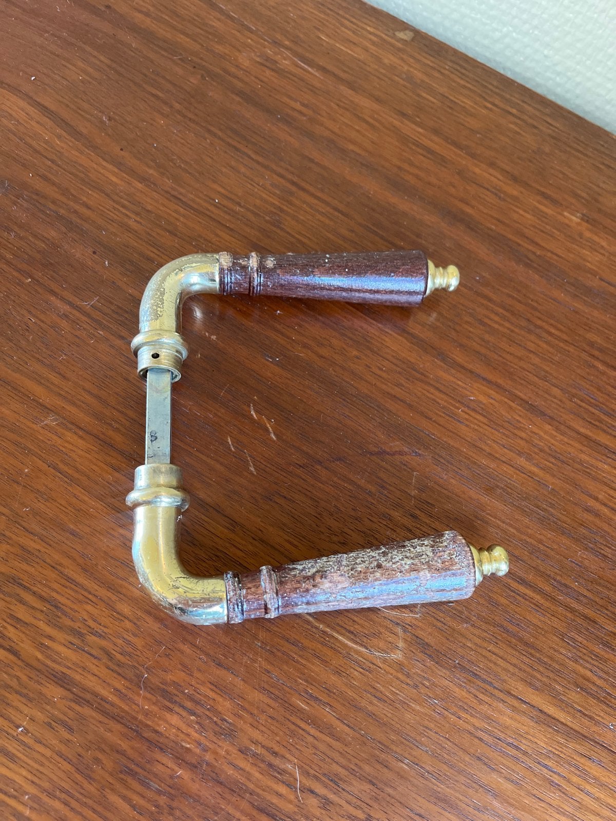 Antieke deurklink met houten handvatten, Ophalen of Verzenden, Gebruikt, Koper of Messing, Klink of Kruk