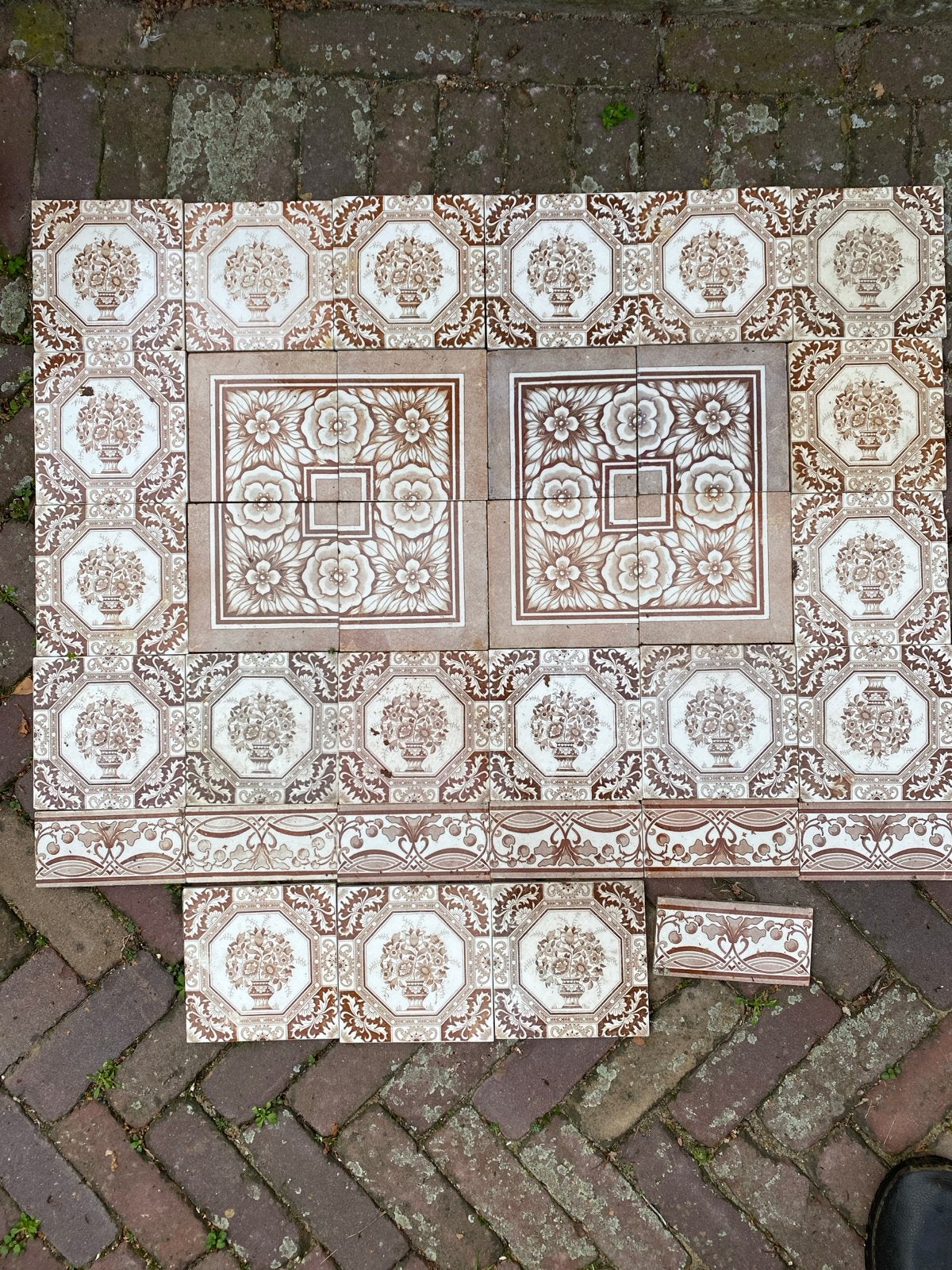 Antieke Tegels met Bloemenmotief, ca. 1900 - 34 stuks, Antiek en Kunst, Ophalen of Verzenden