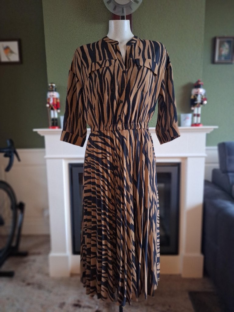 Amania Mo jurk bruin zwart plissé zebra print NL 36, Verzenden, Zwart, Zo goed als nieuw, Amania Mo