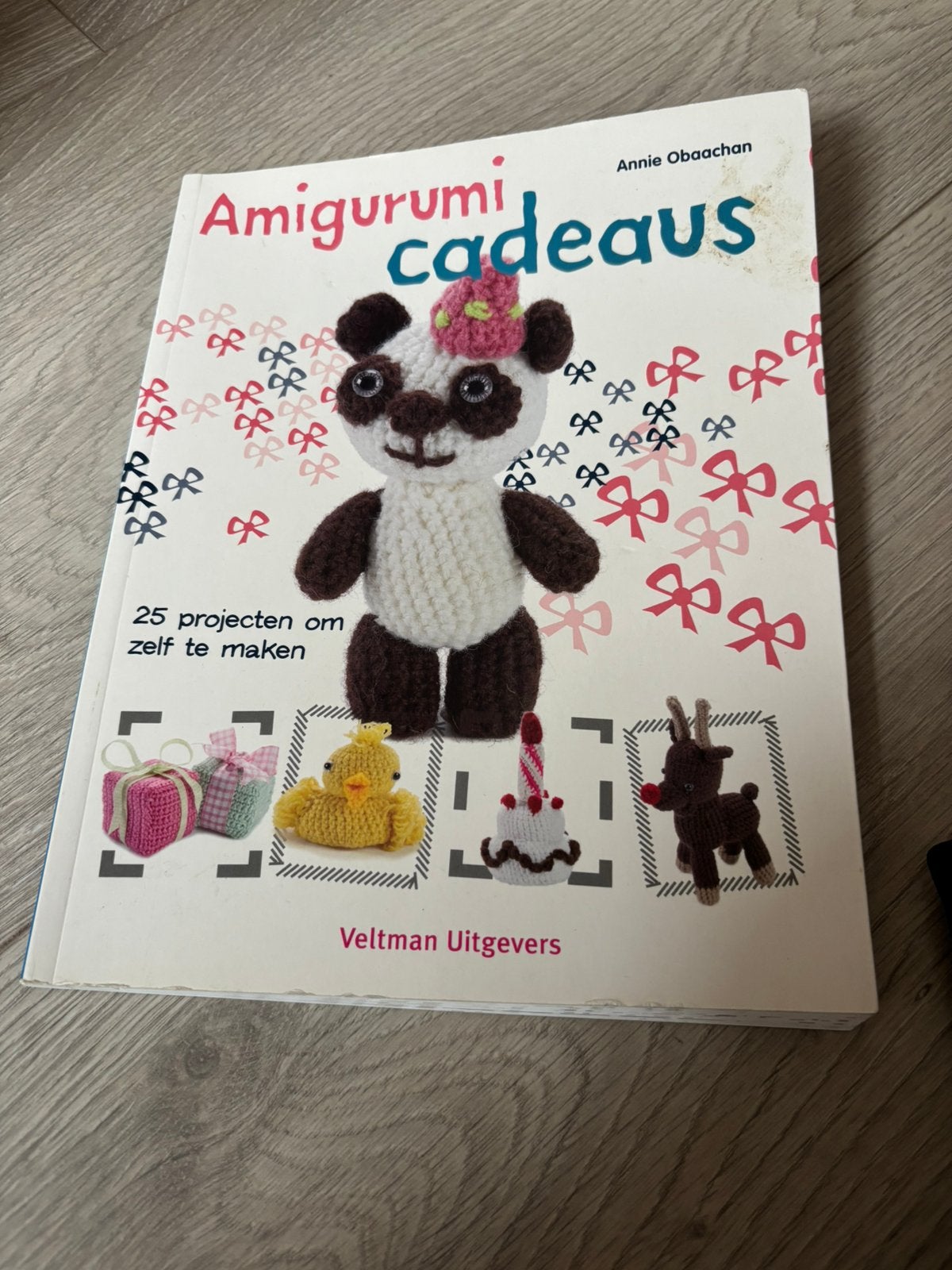 Amigurumi cadeaus 25 projecten om zelf te maken, Ophalen of Verzenden, Zo goed als nieuw, Haken, Patroon of Boek