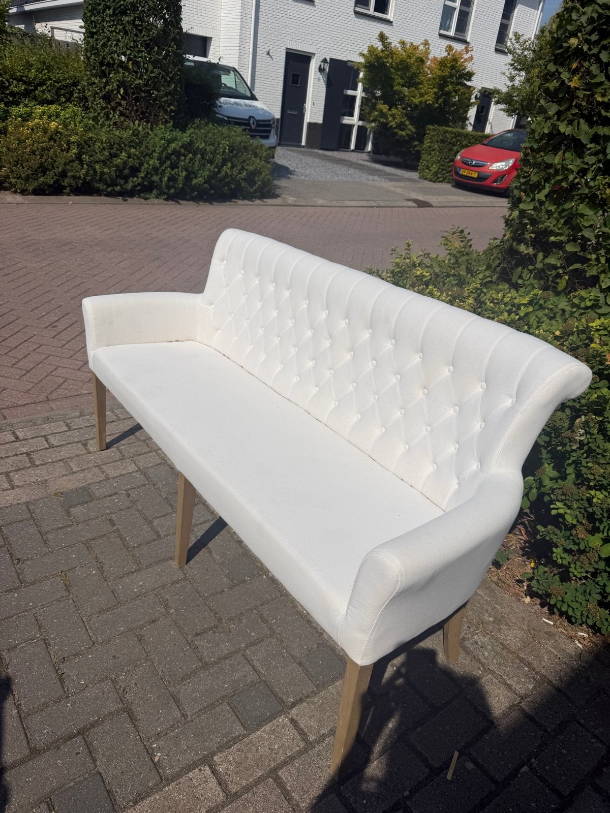 Witte bank met gecapitonneerde rugleuning, Ophalen, 150 tot 200 cm, Driepersoons, 75 tot 100 cm