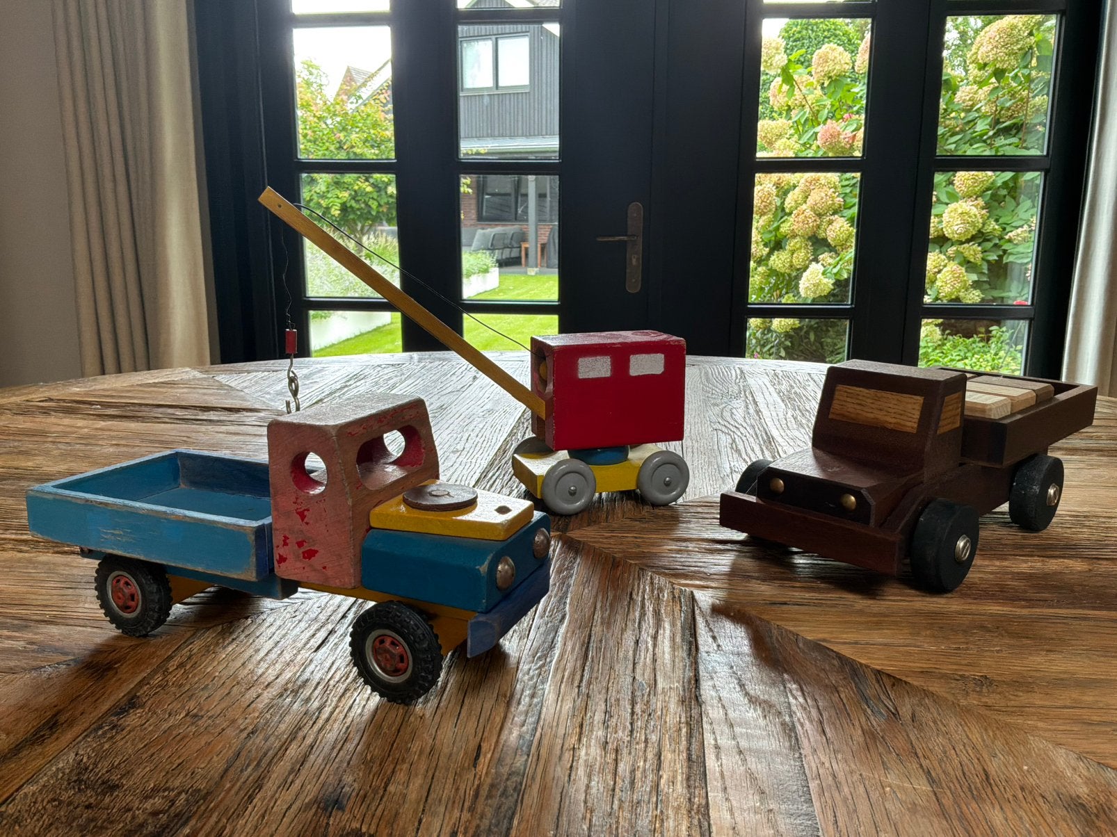 Twee houten speelgoed vrachtwagens en een kraan 1970’s, Ophalen of Verzenden
