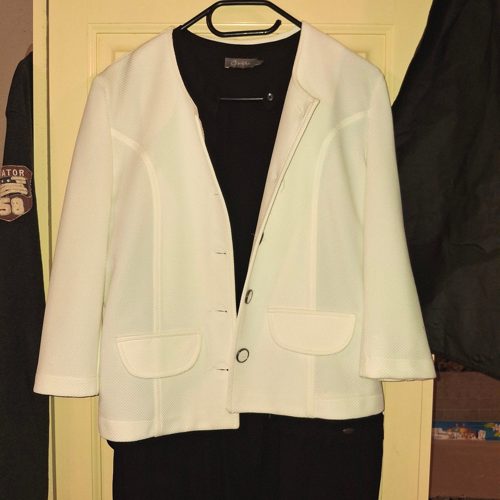 Stijlvol 2-delig zwart broekpak met gebroken wit jasje, Kleding | Dames, Kostuum of Pak, Zwart, Maat 42/44 (L), Ophalen of Verzenden