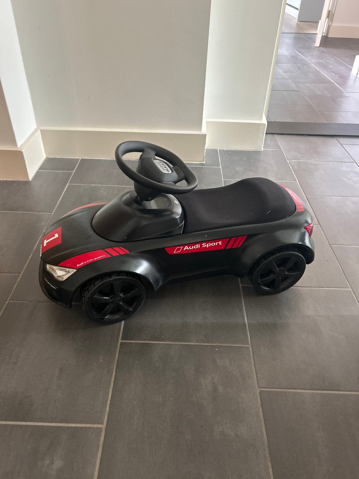 Audi Sport Loopauto - Zwart met rode accenten, Kinderen en Baby's, Ophalen of Verzenden, Gebruikt, Loopvoertuig