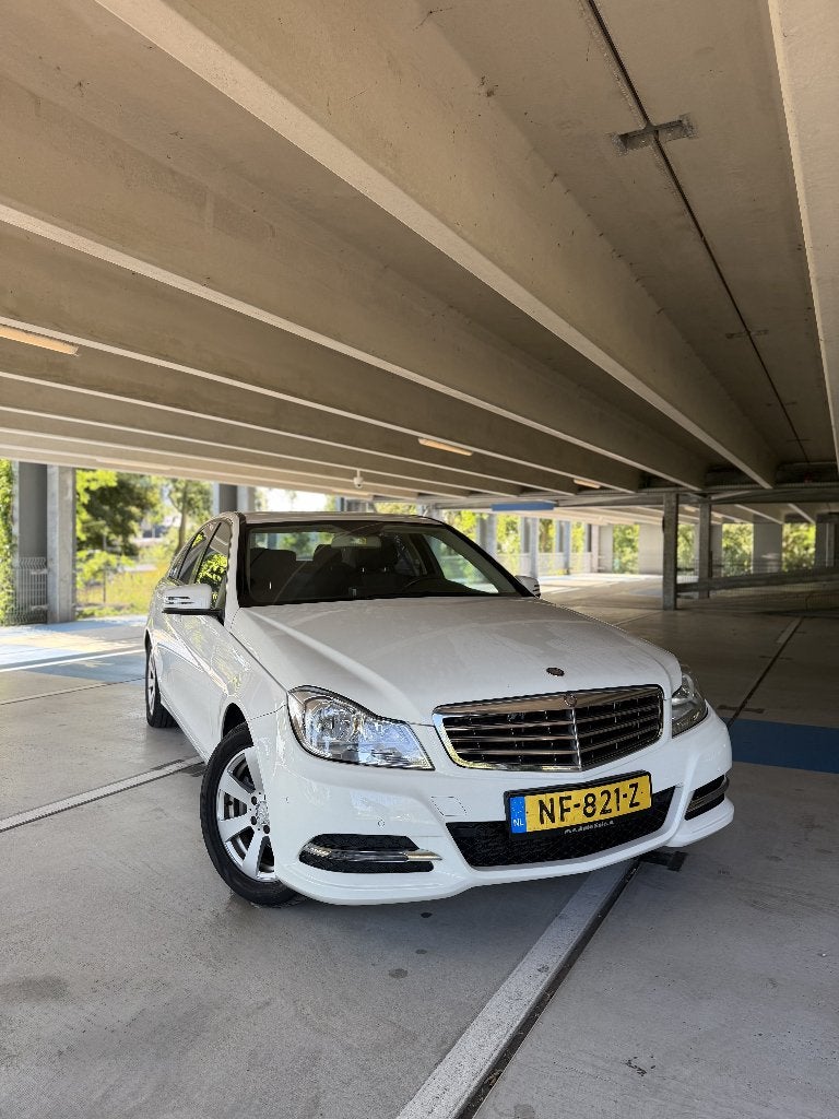 Mercedes C180 Automaat | Apple CarPlay | Camera, Euro 5, Achterwielaandrijving, 1800 kg, Zwart