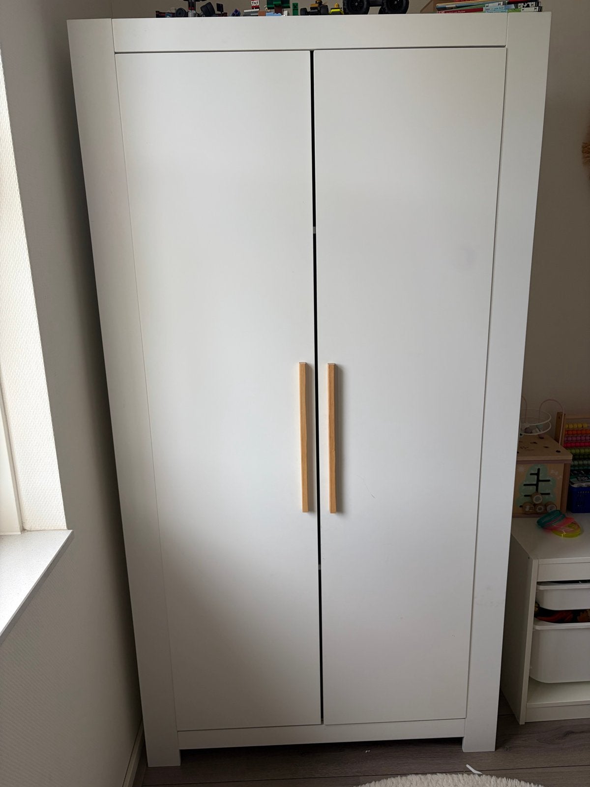 Witte Kinderkast met Houten Handgrepen, Kinderen en Baby's, Kinderkamer | Commodes en Kasten, Ophalen, Gebruikt, Kast, 105 cm of meer