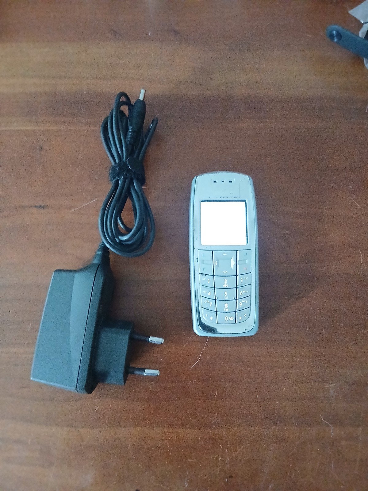 Nokia 3120 Klassieke Telefoon met Oplader en Batterijen, Gebruikt, Geen camera, Fysiek toetsenbord, Klassiek of Candybar