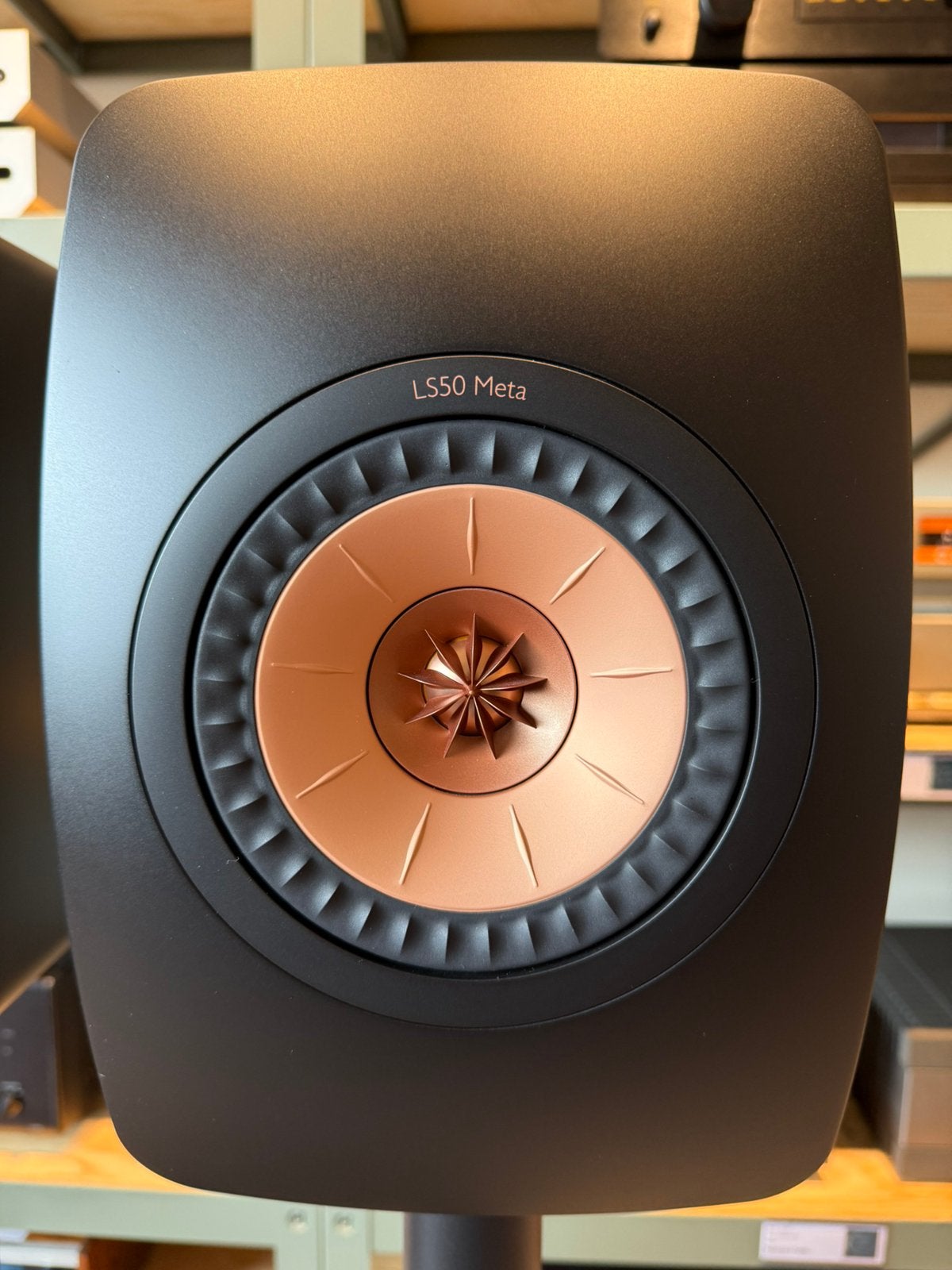 **VERKOCHT** KEF LS50 Meta, incl originele stands, nieuwst., Audio, Tv en Foto, Luidsprekers, Ophalen, Inclusief standaarden, Contact@vintageaudiobreda.nl