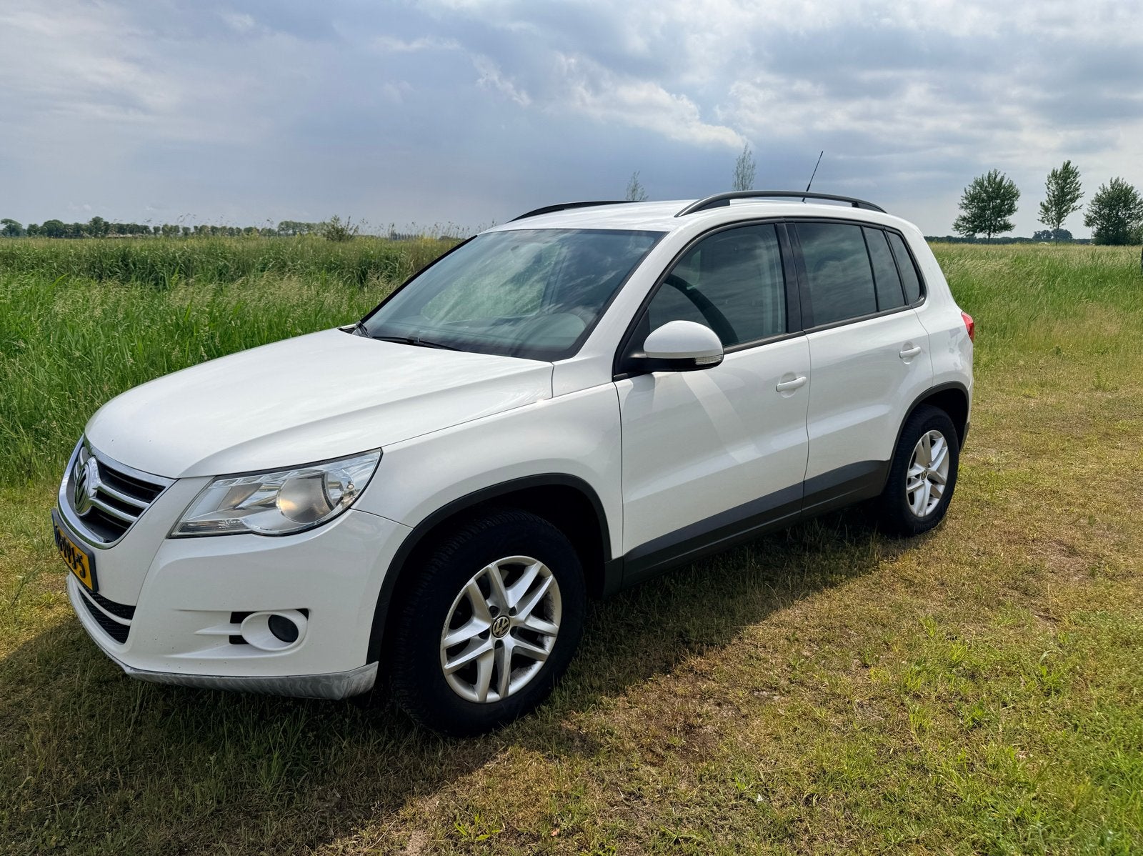 Volkswagen Tiguan 1.4 TSI 110KW 2010 Wit.  NIEUWE APK, Voorwielaandrijving, 15 km/l, 1800 kg, Zwart