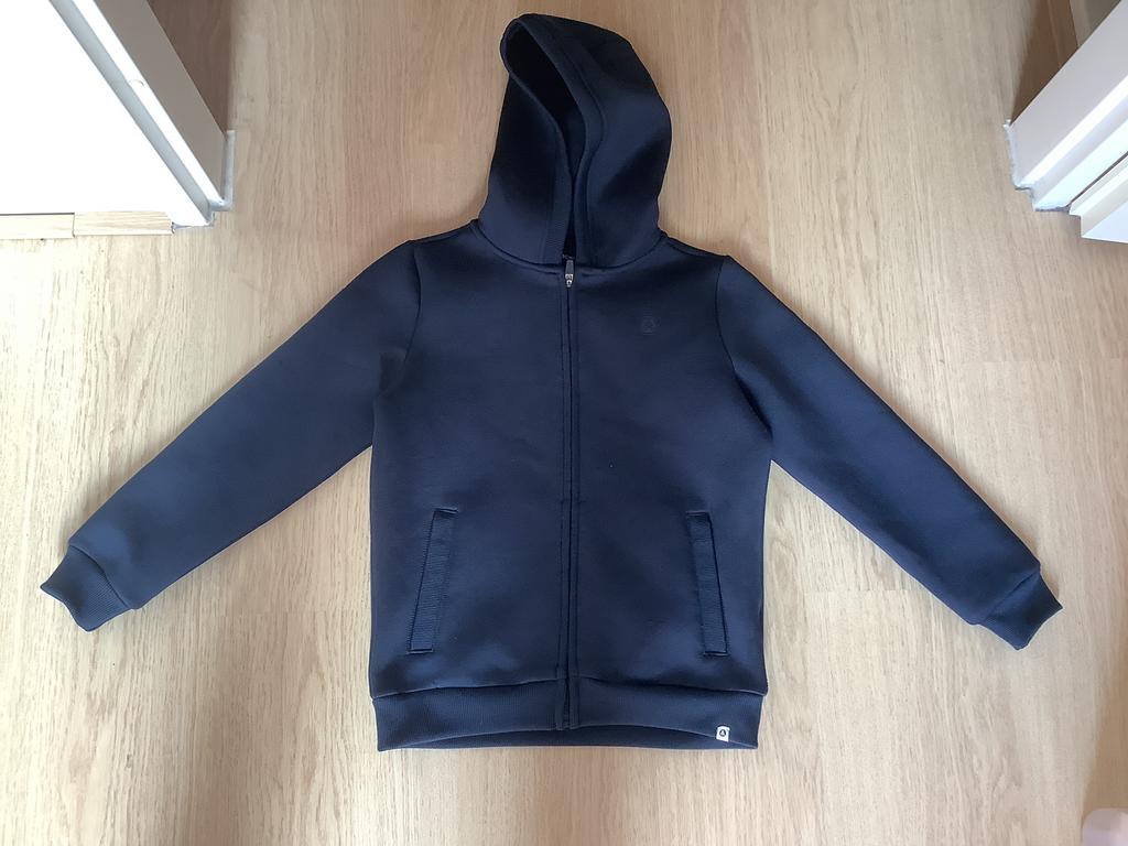 mooi effen donkerblauw vest met capuchon maat 134, Ophalen of Verzenden, Gebruikt, Jongen, Trui of Vest