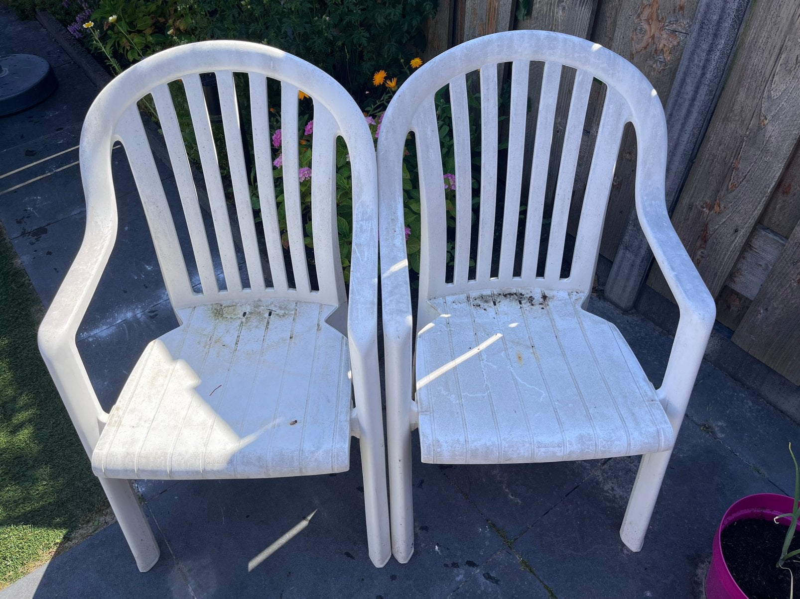 Gratis ophalen 2 stoelen, Tuin en Terras, Tuinstoelen, Ophalen, Gebruikt, Kunststof