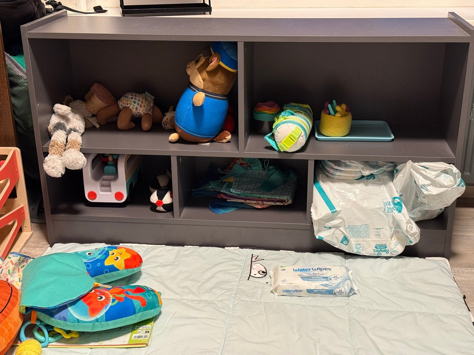 Grijze houten speelgoedkast met 5 vakken – Montessori stijl, Ophalen, Zo goed als nieuw