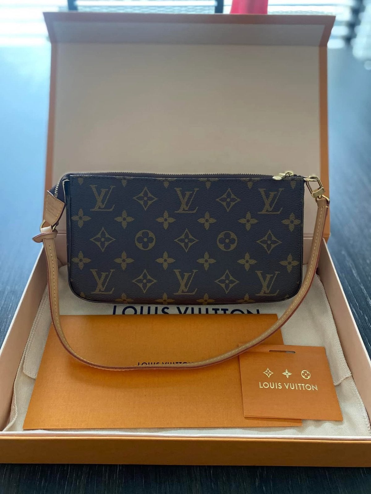 Originele Louis Vuitton Pochette Accessoires, Ophalen, Zo goed als nieuw, Bruin