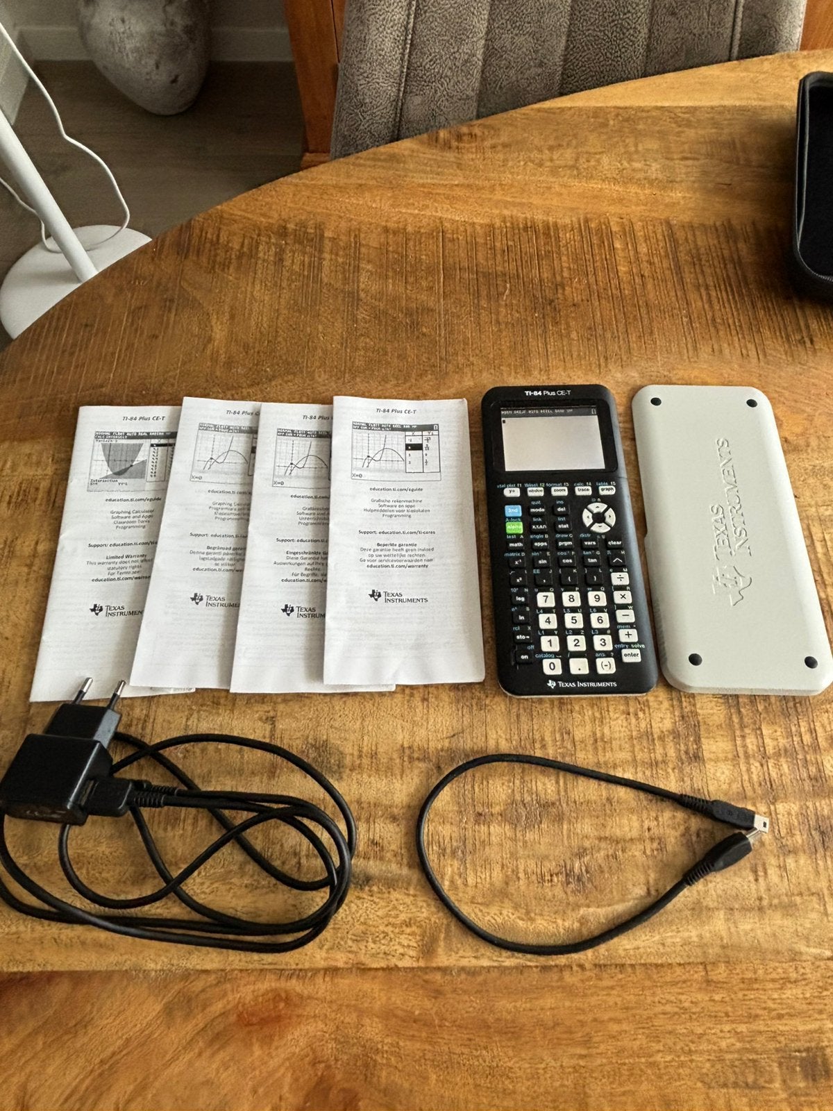 TI-84 Plus CE-T grafische rekenmachine, Diversen, Rekenmachines, Ophalen of Verzenden, Grafische rekenmachine, Zo goed als nieuw