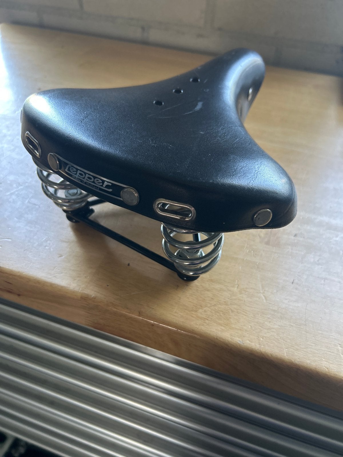 Lepper fietszadel. Leder Nieuw., Ophalen, Leer, Elektrische fiets, Zo goed als nieuw