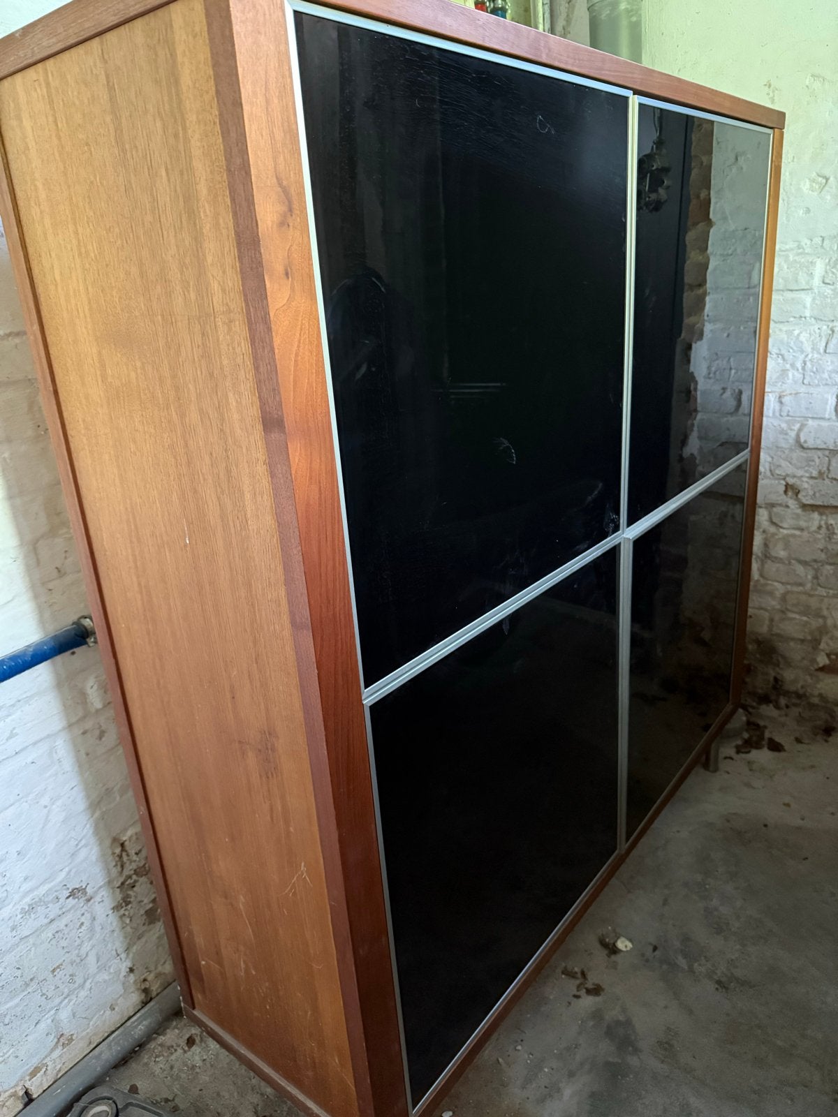 Bert Plantagie Kast walnoot met Zwarte Glazen Deuren, Gebruikt, 100 tot 150 cm, Ophalen of Verzenden, 25 tot 50 cm