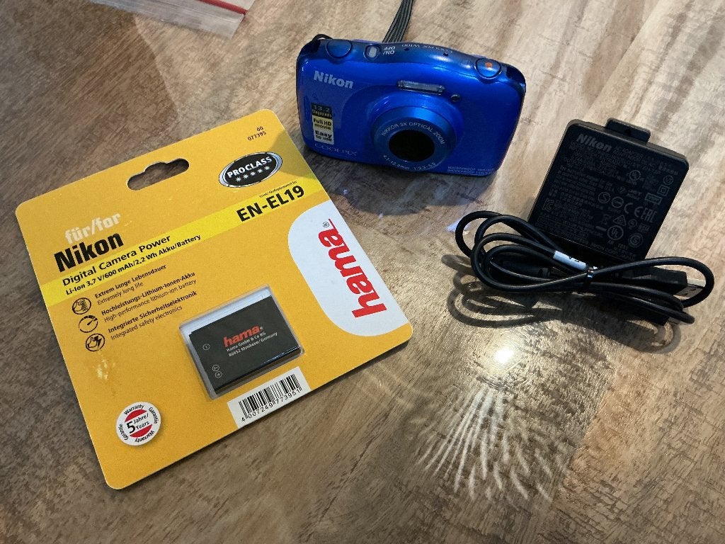 Nikon Coolpix digitale camera met 2 batterijen, Ophalen, Accu, Zo goed als nieuw, Compactcamera