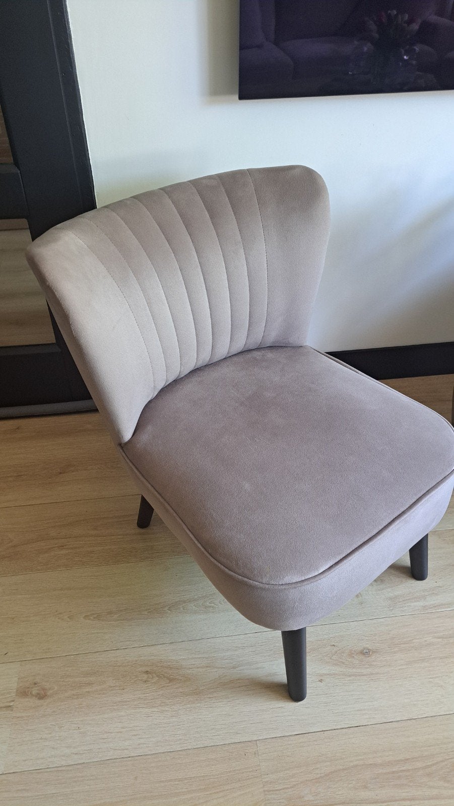 Schattig, Velvet taupe stoeltje. Zwarte houten poottjes., Ophalen, Minder dan 75 cm, Vintage, Zo goed als nieuw