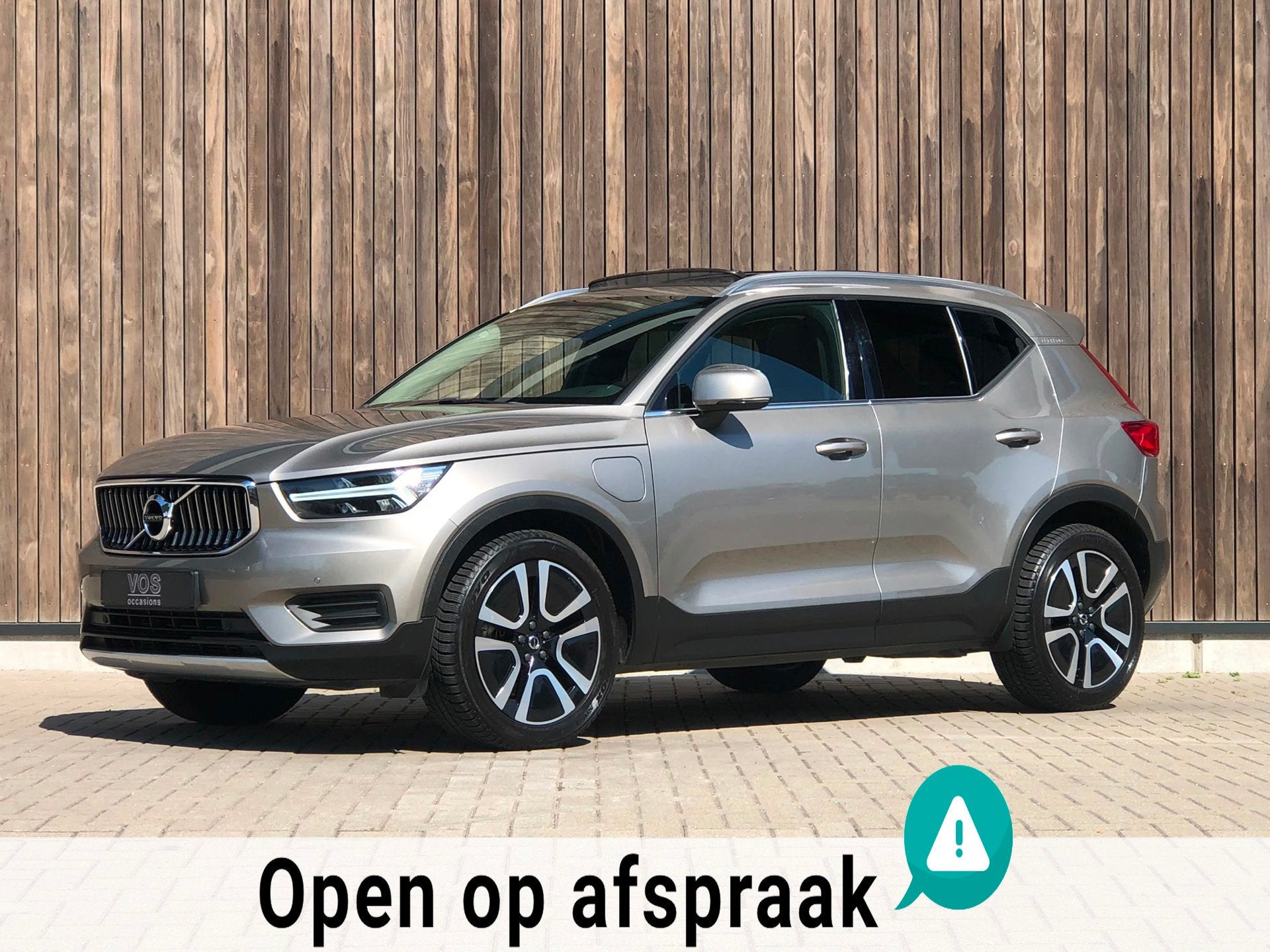 Volvo XC40 1.5 T4 Recharge Inscription / Pano / Leder / H&K, Zwart, 48 km/l, Overige brandstoffen, Leder