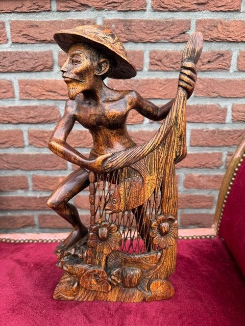stoere visserman, houten beeld uit Indonesië, Houtsnijwerk, Ophalen of Verzenden, Handgemaakt, Hout