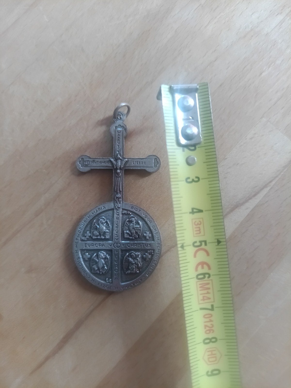 Zilverkleurige Kruis Hanger met Medaille - Religieus, Ophalen of Verzenden