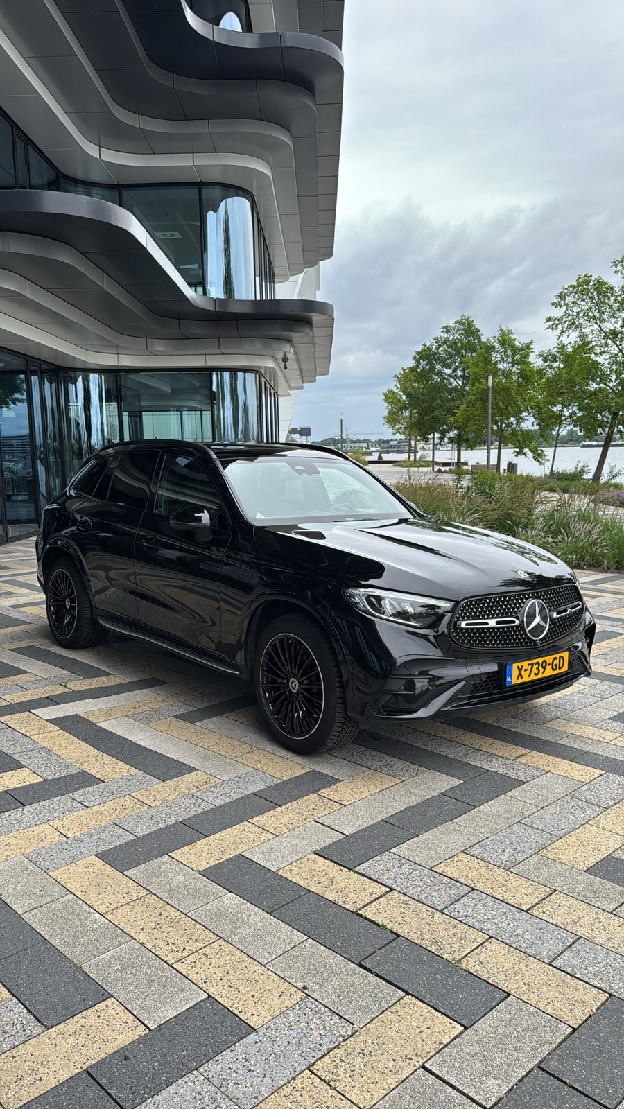 Mercedes-Benz GLC 300e AMG Line 313pk 4MATIC 2023 Zwart, Auto's, 4 cilinders, Leder en Stof, Zwart, Vierwielaandrijving