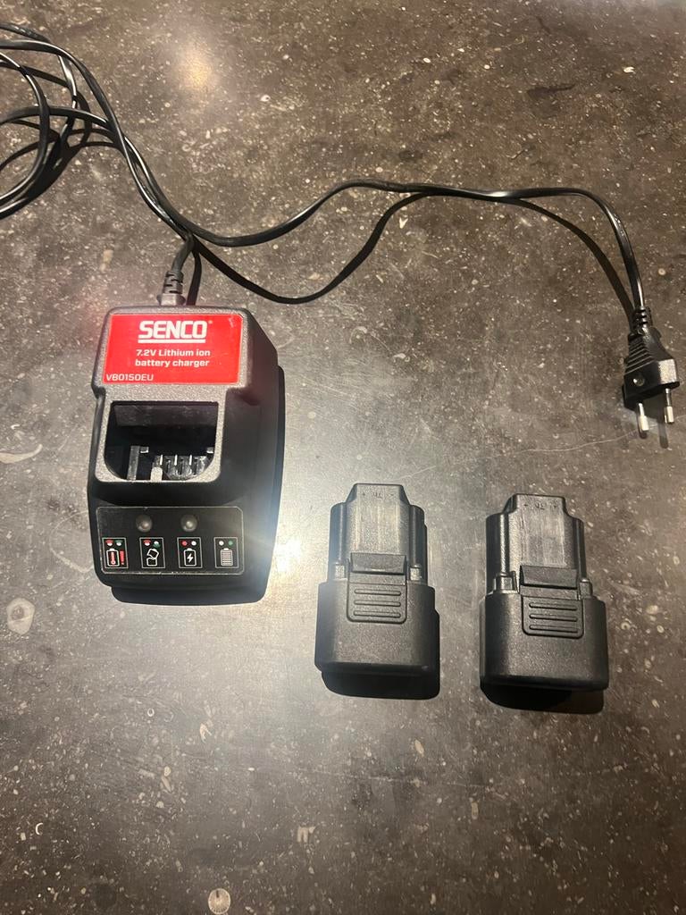 Senco Oplader en 2x 7.2V Li-ion Accu's - Zo goed als nieuw, Ophalen of Verzenden, Zo goed als nieuw