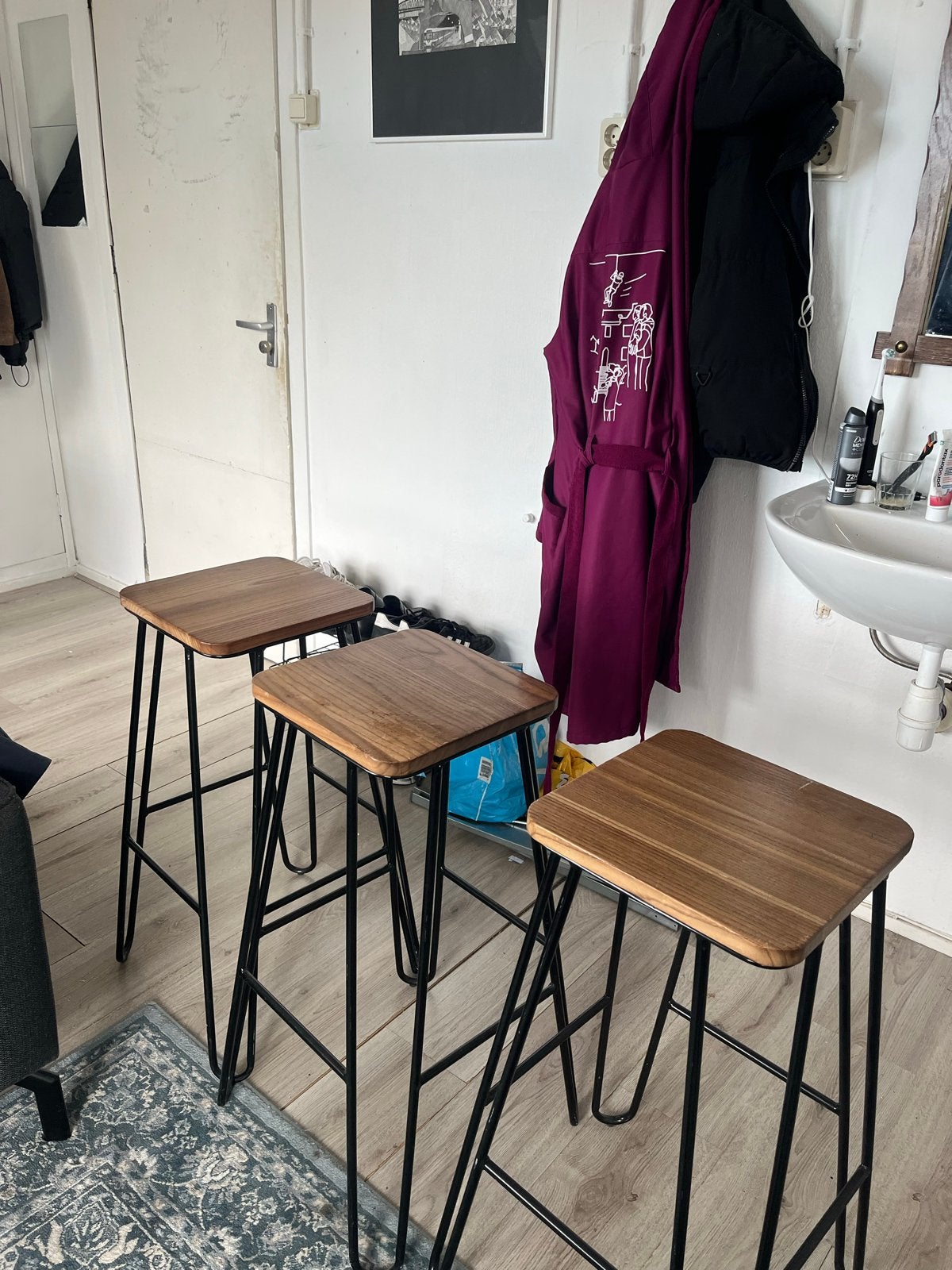 Set van 3 barkrukken met houten zitting en metalen onderstel