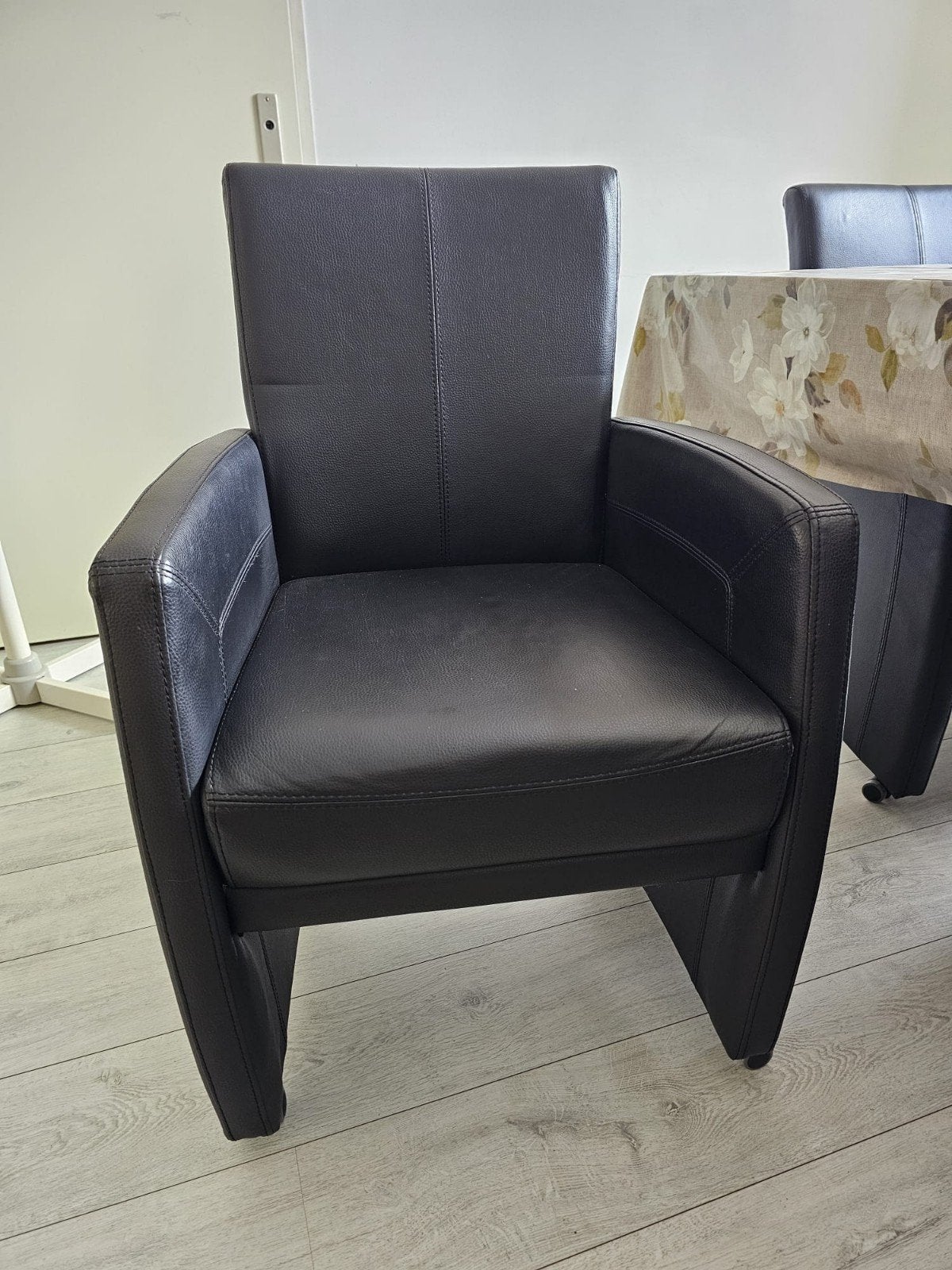 6x Zwarte leren eetkamerstoelen, Ophalen, Gebruikt, Modern met armleuningen, Zwart