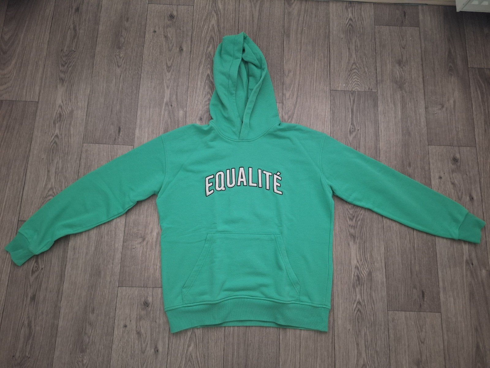 Groene hoodie met 'EQUALITÉ' opdruk - Maat S, Ophalen of Verzenden, Zo goed als nieuw, Groen