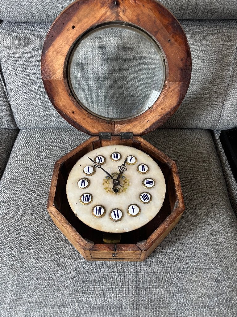 Oude opwindbare wandklok 37 cm – hout, albast en emaille, Antiek en Kunst, Ophalen