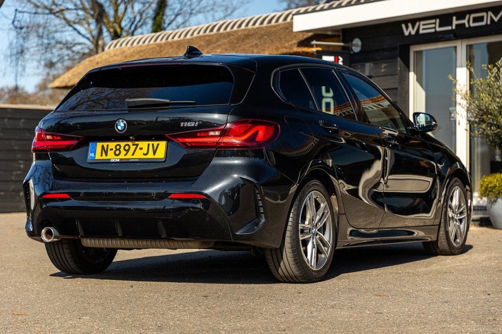 BMW 1-serie 118i High Executive M-Sport I Led I Live Cockpit, Auto's, BMW, 136 pk, Gebruikt, Leder en Stof, Zwart