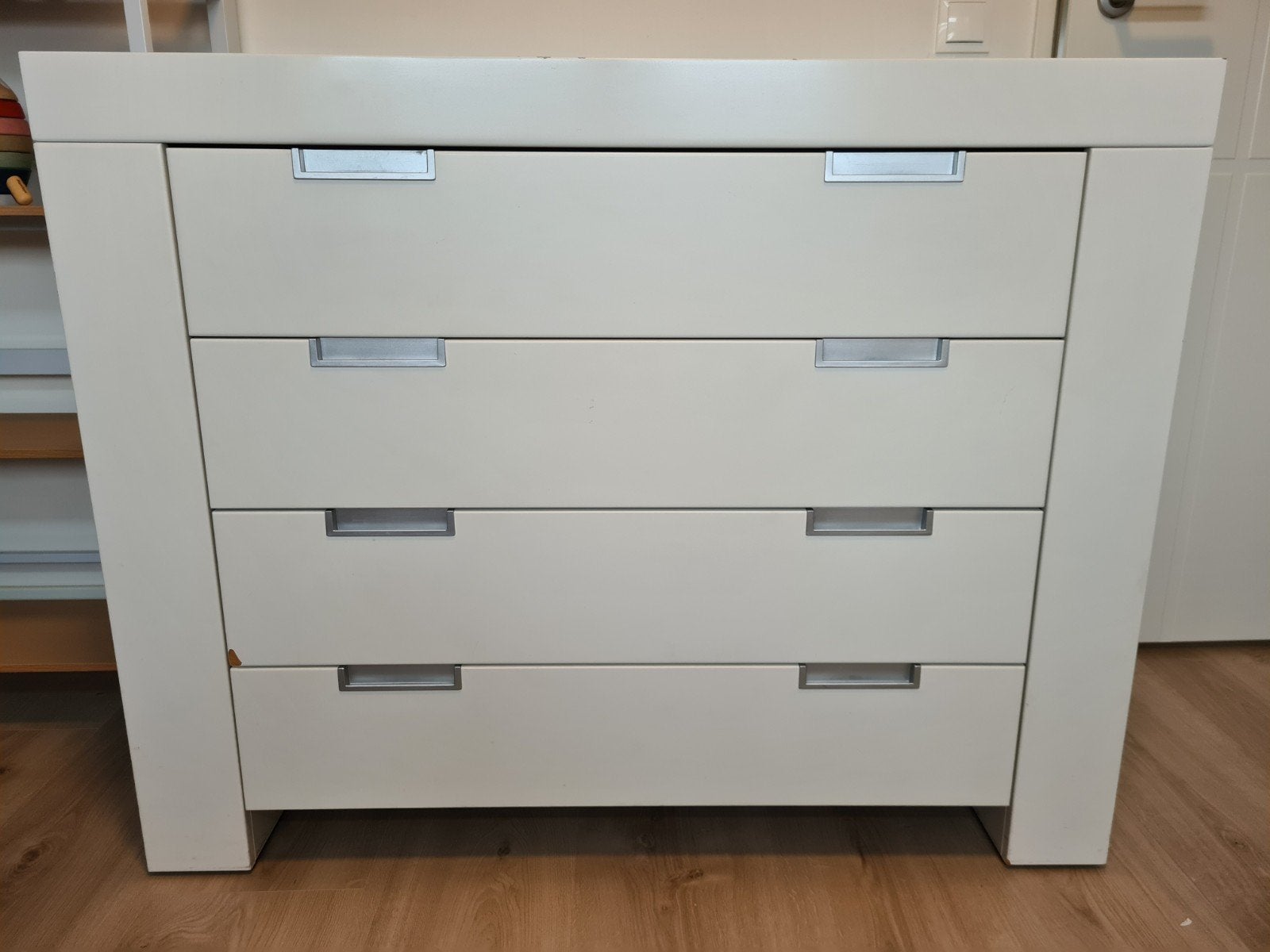 Witte commode met 4 softclose laden - Gebruikt, Huis en Inrichting, Ophalen, Gebruikt, 100 tot 150 cm, 100 tot 150 cm
