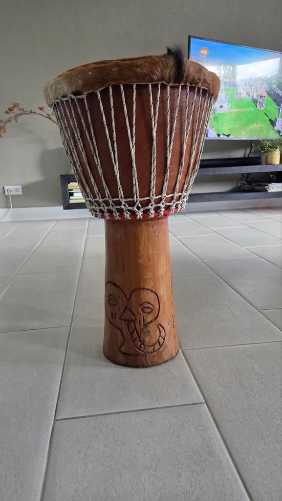 Handgesneden Djembe Trommel met Afrikaanse Motieven, Ophalen, Zo goed als nieuw, Trommel