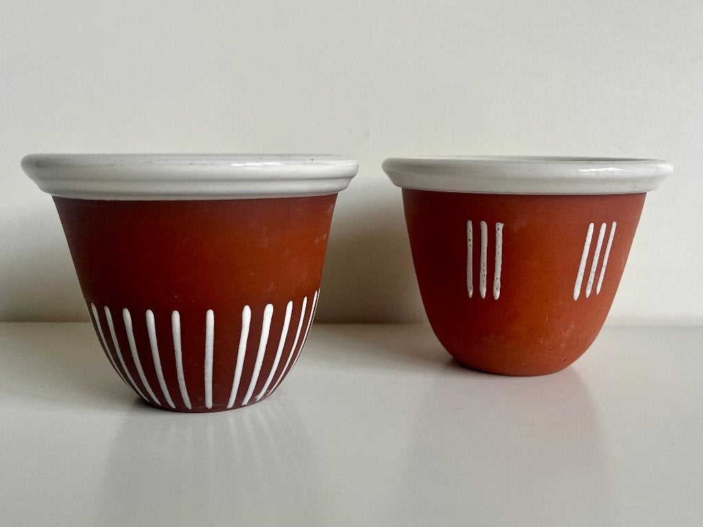 Gedecoreerde roodbruine bloempotjes potterie De Haemstede, Antiek en Kunst, Antiek | Keramiek en Aardewerk, Ophalen of Verzenden