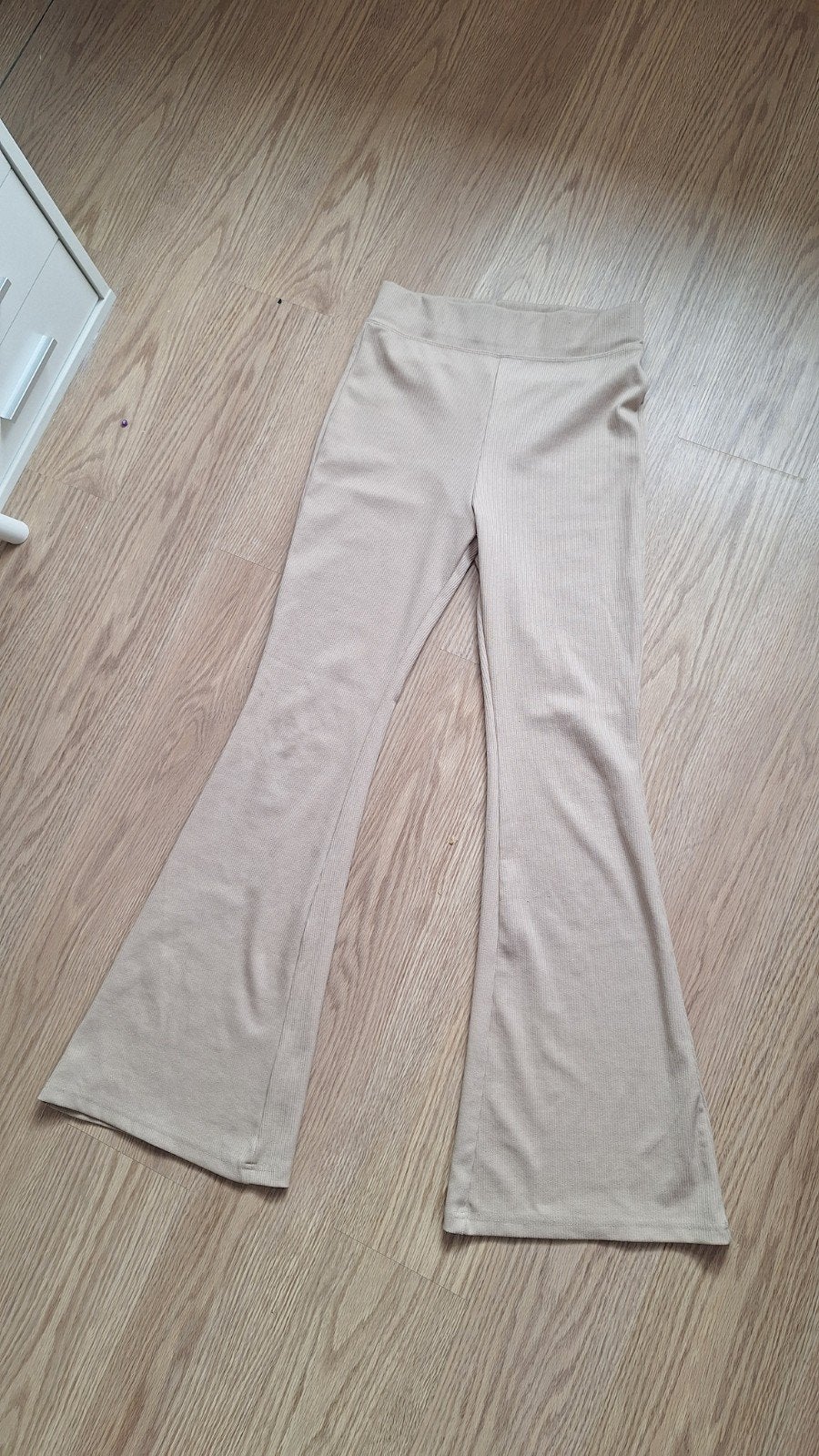 Comfortabele beige ribbroek met wijde pijpen, Kleding | Dames, Broeken en Pantalons, Ophalen