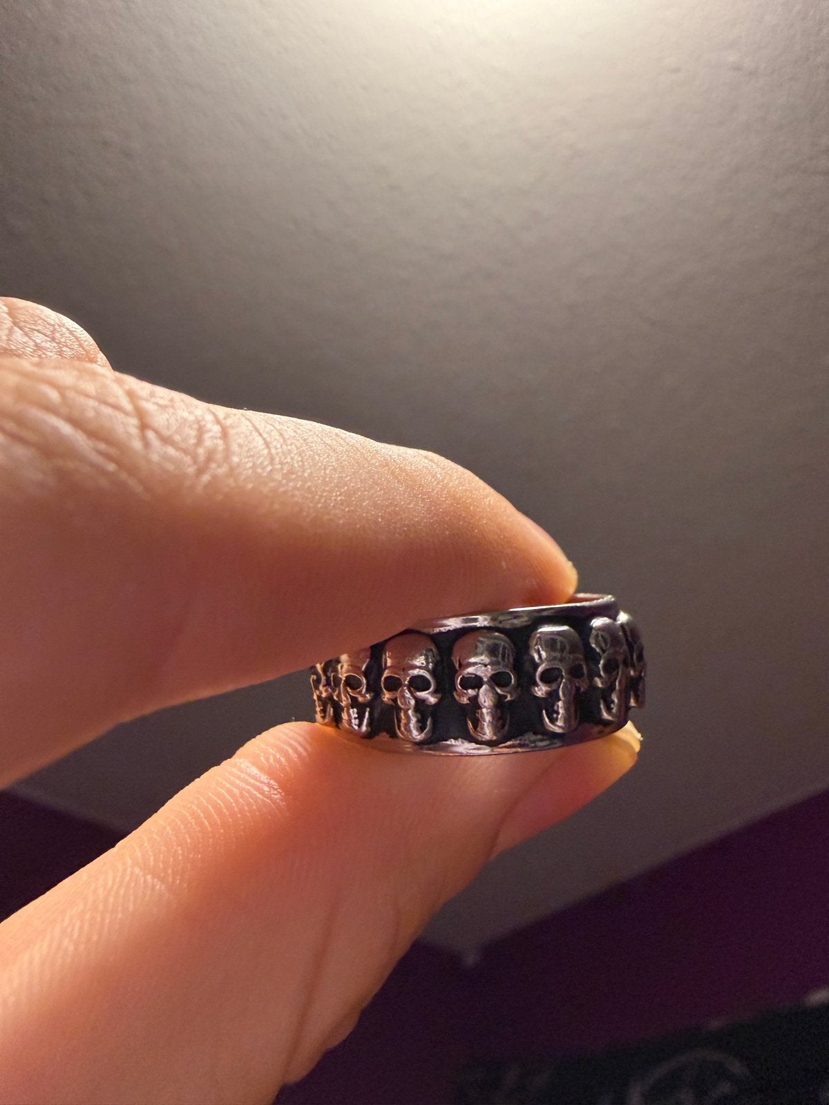 Stoere ring met doodskoppen - Zilverkleurig, Gebruikt, IJzer of Staal, 19 tot 20, Ophalen of Verzenden