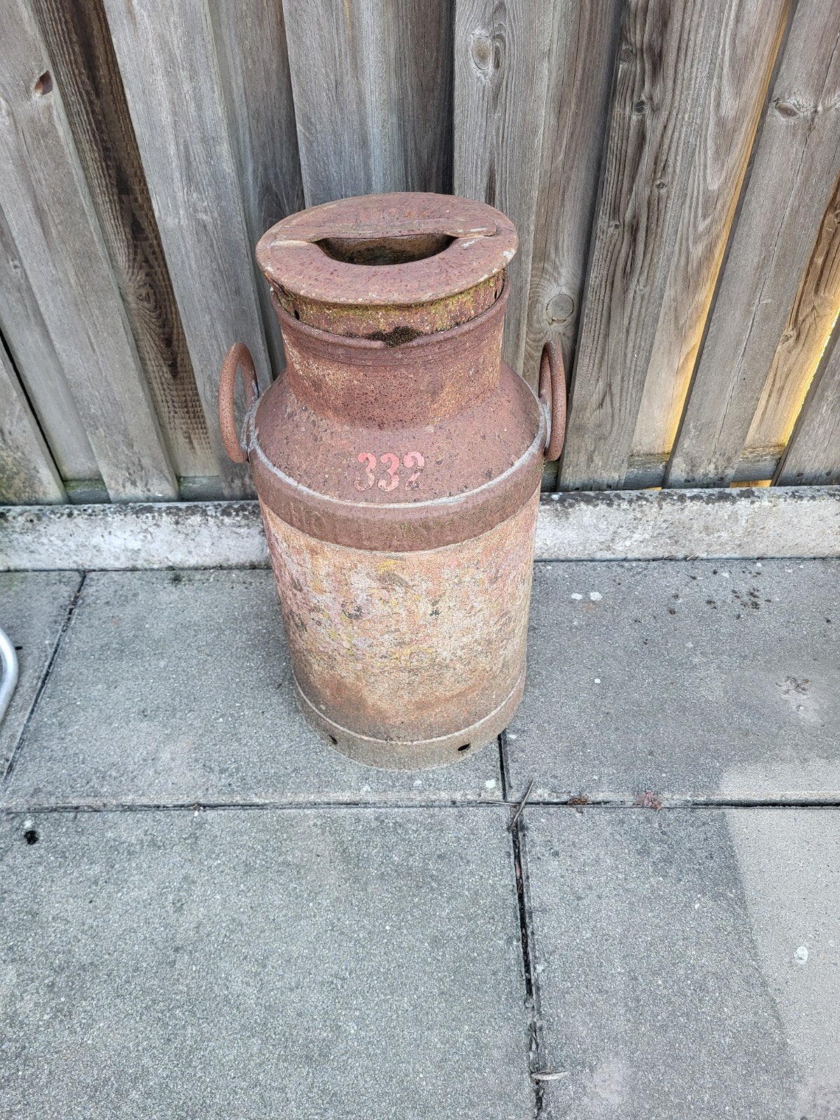 Oude roestige melkbus., Ophalen