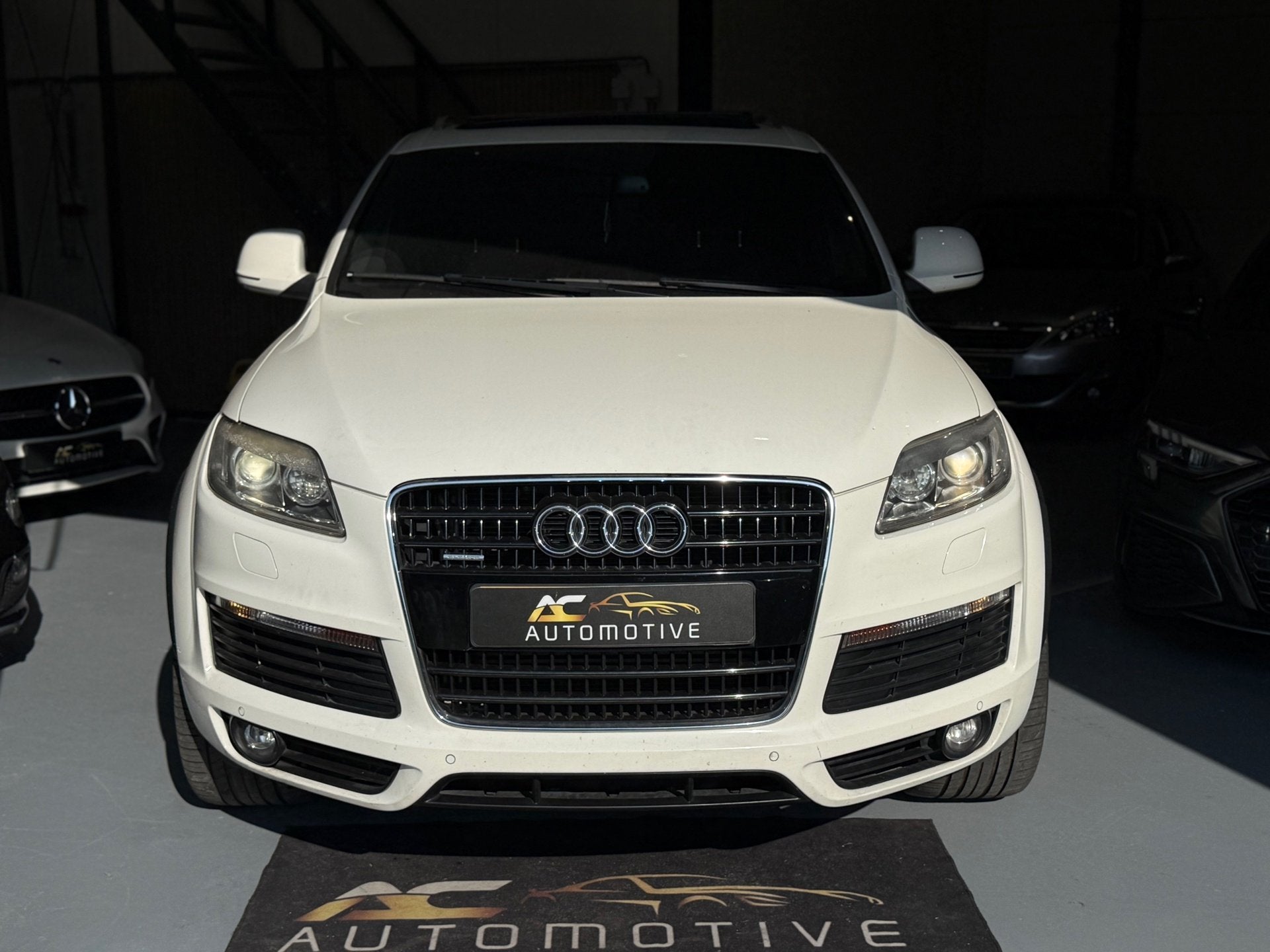 Audi Q7 4.2 FSI quattro S-line panodak vol options 7p. 257dk, Auto's, Audi, Gebruikt, 8 cilinders, Wit, 147 €/maand