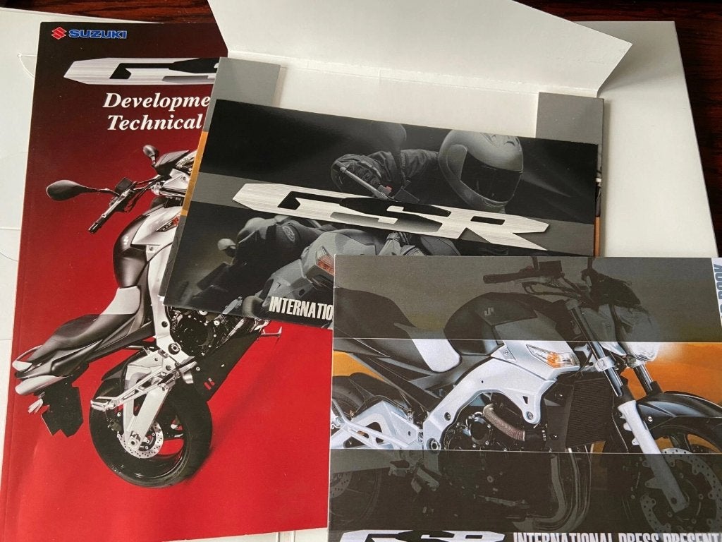 Suzuki GSR 600 2006 motorcycle press kit - new model CD-ROM, Ophalen of Verzenden, Gebruikt, Motoren