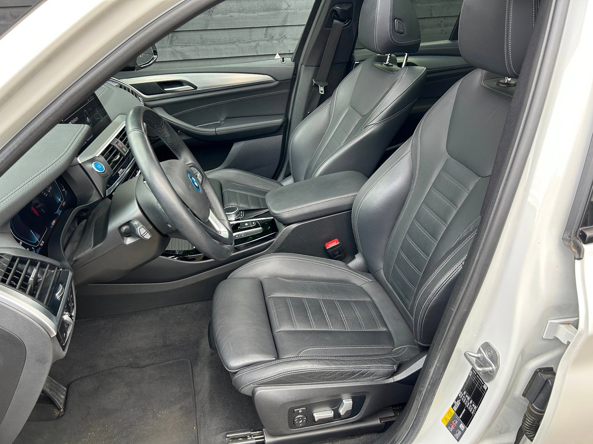 BMW IX3 High Executive 80 kWh, Pano, HUD, H&K, SoH 99% Trekh, Auto's, Achterwielaandrijving, Gebruikt, 1333 min, Wit